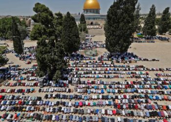عشرات الآلاف يؤدون صلاة الجمعة في الأقصى