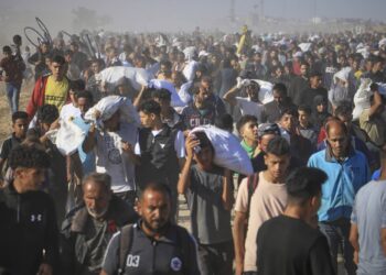بدموع وقهر… طفل يُودّع والدته بعد استشهادها خلال بحثها عن الطحين في رفح (شاهد)