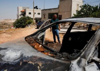 مستوطنون يقتحمون قرية “برقا” شرق رام الله ويشعلون النار في مركبات الفلسطينيين