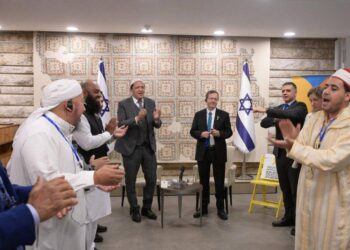 عن زيارة “مشايخ” لدولة الكيان.. الإسلام بريء من خبث التطبيع ولا قاع للسقوط