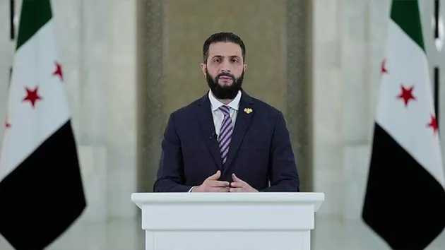 "علماء المسلمين" يدعو لقمة عاجلة دعما لسوريا.. الصلابي: "خطاب الشرع مسؤول" أشاد الأمين العام للاتحاد العالمي لعلماء المسلمين، الدكتور علي محمد الصلابي، بخطاب الرئيس السوري أحمد الشرع، معتبراً أنه "خطاب وطني مسؤول، يُعيد بوصلـة الوعي إلى مسارها الصحيح، ويعبّر عن رؤية متزنة تدرك تعقيدات اللحظة وتواجهها بالحكمة لا بالشعارات". وقال الصلابي في تصريحات خاصة لـ"عربي21"، إن الرئيس الشرع حين تحدث عن أن "الكيان الإسرائيلي لا يكف عن زرع النزاعات والصراعات" ورفض تحويل سوريا إلى "ساحة لتجارب الآخرين"، فإنه يؤسس لخطاب دولة مقاومة عاقلة، ترى في تماسك الجبهة الداخلية ضرورة للرد على العدوان، لا ذريعة للمزيد من الانقسامات. وأضاف الصلابي أن "خطاب الرئيس الشرع يعبّر عن إدراك عميق لسنن التمكين وصراع الحضارات، لا سيما حين أكد أن إسرائيل تسعى لتفكيك سوريا لأنها قلب الأمة المؤثر"، مشدداً على أن بلاد الشام اليوم تشهد صعوداً روحياً وحضارياً مقلقاً للمشروع الصهيوني وحلفائه، وهو ما يفسر حجم العدوان الذي تتعرض له. دعوة للالتفاف حول القيادة الجديدة وفي خطوة لافتة، دعا الصلابي الشعب السوري، ثم عموم الأمة العربية والإسلامية، إلى الالتفاف حول القيادة السورية الجديدة، ودعمها بكل الوسائل السياسية والاقتصادية والشعبية، مؤكداً أن سوريا اليوم تخوض معركة لا تخصها وحدها، بل تمس حاضر الأمة ومستقبلها. وقال: "سوريا اليوم تواجه أخطر مراحلها، وهي بحاجة إلى دعم حقيقي وصادق من أبنائها أولاً، ومن محبيها في كل مكان، لأن التفافنا حول القيادة الجديدة هو الرد العملي على مخططات الفوضى والتمزيق التي يديرها العدو الإسرائيلي ومن يقف خلفه". الاتحاد يدين العدوان ويدعو إلى تحرك عاجل وفي السياق ذاته، أصدر الاتحاد العالمي لعلماء المسلمين بياناً شديد اللهجة، أدان فيه العدوان الصهيوني الغادر على العاصمة دمشق، واعتبره "انتهاكاً سافراً لشرف الأمة الإسلامية وضربة موجعة لكرامة العرب والمسلمين". وجاء في البيان، الذي حصلت "عربي21" على نسخة منه، أن الاتحاد: يدعو إلى قمة عربية وإسلامية عاجلة، لمواجهة ما وصفه بـ"العبث الصهيوني المنظم بمقدرات الأمة"، ويطالب بـ"تحالف عسكري واقتصادي فاعل" يضم الدول الإسلامية الكبرى، ويدعو إلى مصالحة وطنية سورية شاملة، تبدأ من لقاء عاجل للعلماء والمرجعيات الدينية في دمشق، برعاية مجلس حكماء وطني. كما أكد الاتحاد على استعداده لإرسال وفد يرأسه رئيس الاتحاد للمشاركة في جهود المصالحة، ودعا إلى "رفض التحريض الطائفي والمذهبي، وتحكيم صوت العقل والعدل، ومعاقبة كل من يسعى لإشعال نار الفتنة". واختتم الاتحاد بيانه بدعوة المجتمع الدولي إلى "تحمل مسؤولياته في وقف العربدة الصهيونية التي تهدد أمن واستقرار الشرق الأوسط والعالم". الشرع: قدمنا مصلحة السوريين على الفوضى.. ونجحنا في إحباط المخطط الإسرائيلي وكان الرئيس السوري أحمد الشرع قد كشف في كلمة مصورة فجر اليوم أن ما جرى في محافظة السويداء لم يكن صدامًا داخليًا عابرًا، بل جزءًا من مشروع صهيوني خطير يسعى لتفجير الداخل السوري وتقويض جهود الدولة في فرض الأمن، مؤكداً أن استهداف الجيش الإسرائيلي لمقرات عسكرية ومدنية في دمشق والجنوب السوري، جاء ردًا على النجاحات التي حققتها الدولة في مواجهة المجموعات الخارجة عن القانون. وشدد الشرع على أن القيادة السورية اختارت طريق العقل والمسؤولية، لا التهور والانجرار إلى حرب مفتوحة تخدم العدو وحده، مؤكدًا أن التدخلات الأمريكية والعربية والتركية لعبت دورًا في منع تصعيد كارثي. وقال: "لسنا ممن يخشون الحرب، لكننا قدمنا مصلحة السوريين على الفوضى والدمار". وأكد أن الدروز جزء أصيل من نسيج الوطن، والدولة ماضية في حفظ كرامتهم وحقوقهم، كما دعا السوريين جميعًا إلى الوقوف صفًا واحدًا خلف مشروع الدولة، لمواجهة التحديات وتفويت الفرصة على العدو الإسرائيلي الذي يسعى لتقسيم البلاد وتحويلها إلى ساحة فوضى دائمة. وختم الرئيس بالقول: "سوريا لن تكون ساحة تجارب للمؤامرات ولا موطئ قدم لأطماع الآخرين، وسنحاسب كل من أساء إلى أهلنا، ولن نسمح بتكرار الفوضى تحت أي ذريعة". وأمس الأربعاء، شنت مقاتلات إسرائيلية غارة على محيط القصر الرئاسي بدمشق، في تصعيد جديد للهجمات التي تستهدف مواقع حساسة في سوريا. وقبلها، أفادت وكالة الأنباء السورية الرسمية، بأن "طيران الاحتلال الإسرائيلي شن غارات على دمشق"، أسفرت عن مقتل 3 أشخاص وإصابة 28 آخرين. كما شن الطيران الحربي الإسرائيلي غارات على مدينة درعا وطريقها الدولي، ومحيط مدينة قطنا بريف دمشق، وفق وكالة "سانا". وتنفذ إسرائيل منذ أشهر عدوانا عسكريا متكررا على سوريا، رغبة في جعل جنوب البلد العربي "منزوع السلاح"، مع زعم بـ"حماية الدروز" في سوريا. والإثنين، دخلت قوات من الجيش السوري السويداء، بعد أن اندلعت مواجهات بأسلحة متوسطة وثقيلة بين مجموعات مسلحة درزية وأخرى بدوية في السويداء، جراء قيام الطرفين بمصادرة مركبات بشكل متبادل، وفق مصادر محلية للأناضول. وأكدت المصادر أن معظم الضحايا من عناصر المجموعات المسلحة، بينما تضرر بعض المدنيين جراء الاشتباكات التي أسفرت عن أكثر من 30 قتيلا و100 جريح، وفق أحدث إحصائية نقلتها وكالة الأنباء السورية الرسمية "سانا"، مساء الاثنين. وبعد سقوط نظام بشار الأسد أواخر عام 2024، بدأت قوات الأمن العام التابعة للحكومة الجديدة دخول محافظات البلاد، لكن رتلا تابعا لها آثر عدم دخول السويداء آنذاك وعاد إلى دمشق حقنا للدماء، بسبب رفض حكمت الهجري، أحد مشايخ العقل بالمحافظة. وفي ظل ذلك، تولت عناصر من أبناء المحافظة مهمة تأمينها، لكنها لم تتمكن من ذلك ما دفع قوات الجيش ووزارة الداخلية إلى التدخل لإنهاء الانفلات.