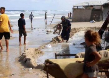 بلدية خانيونس تحذر النازحين من ارتفاع المد البحري