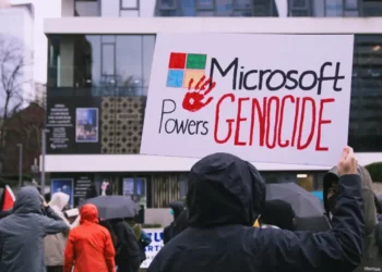 موظفون يقتحمون “مايكروسوفت” بواشنطن احتجاجًا على تعاونها مع الاحتلال