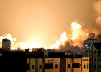 غارات عنيفة على غزة تُخلّف شهداء ونزوحًا قسريًا للعائلات