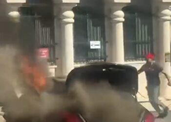 مستوطنون يهاجمون مسجدا ويحرقون مركبات شرق رام الله