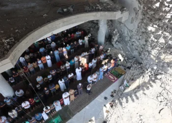 صلاة الجمعة في غزة على أنقاض المساجد بعد انقطاعٍ لشهور