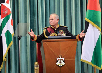 الملك في خطاب العرش: الأزمات تغيّرت وبقي الأردنّ قويًا