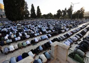 عشرات آلاف الفلسطينيين يؤدون صلاة الجمعة في “الأقصى”