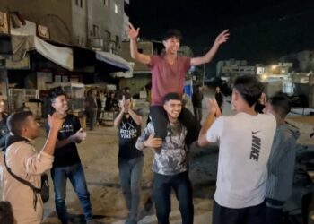 سكان غزة يحتفلون في الشوارع باتفاق وقف إطلاق النار #عاجل