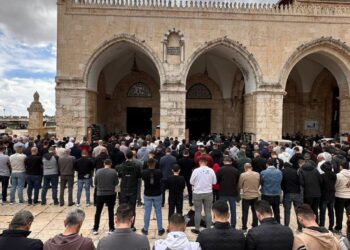 رغم الحواجز والتضييق.. عشرات الآلاف يؤدون صلاة الجمعة بالأقصى
