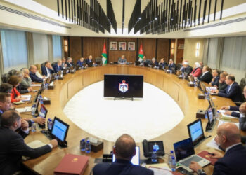 الحكومة توقف قرار إنهاء خدمات الموظفين ممن بلغت خدماتهم 30 سنة فأكثر