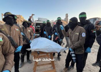 القسام تسلّم جثة أسير إسرائيلي للصليب الأحمر ضمن اتفاق التبادل الجاري