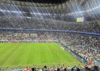 بين فرحة الجماهير وهمّة المتطوعين… حكايات إنسانية من ملاعب كأس العرب