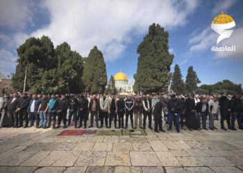 عشرات الآلاف يؤدون صلاة الجمعة في المسجد الأقصى وباحاته