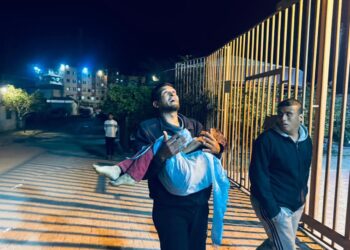 شهداء ومصابون بانهيار سور على خيام النازحين في مواصي خانيونس