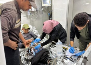 شهيدان و12 مصابًا في قصف إسرائيلي لمركبة بمواصي خانيونس