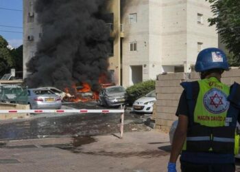 مصابون بسقوط صواريخ من إيران ولبنان وسط “إسرائيل”