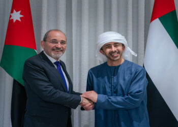 الصفدي وبن زايد يبحثان تعزيز العمل الدولي الجماعي وتطورات الأوضاع بالمنطقة