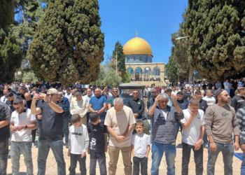عشرات الآلاف يؤدون صلاة الجمعة في الأقصى رغم قيود الاحتلال