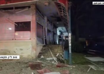 شاهد.. صاروخ أُطلق من لبنان يخلّف دمارا في كريات شمونة الإسرائيلية