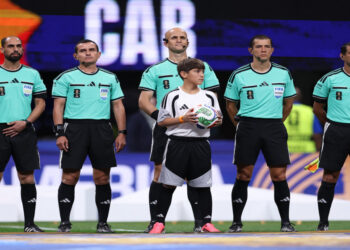 طاقم تحكيم أردني يدير مباراة اليوم بين إنجلترا والكونغو في المونديال