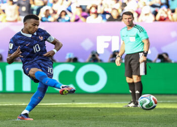 فرنسا تعبر باراغواي بهدف قاتل وتصطدم بالمغرب في ربع النهائي