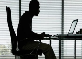 دراسة: الجلوس المتواصل أكثر من 30 دقيقة قد يزيد خطر الوفاة بالسرطان