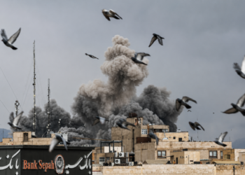 غارات أمريكية ورد إيراني على قواعد بالخليج