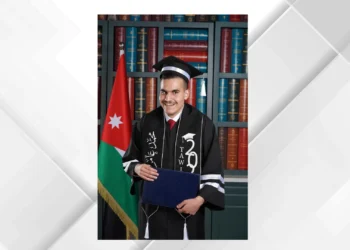 بعد عامين من المثابرة.. طالب كفيف يسجل 95.4% في التوجيهي ويهديها لأسرته