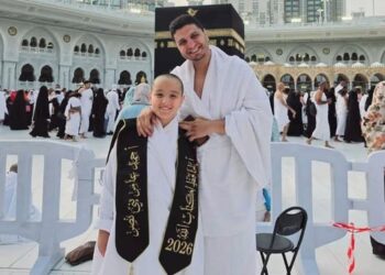بجوار الكعبة المشرفة.. الطفل أحمد بني نصر يُتم حفظ القرآن الكريم (شاهد)