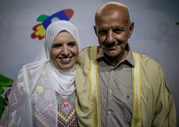 عريس بعمر 79 وعروسه 59.. زفاف غير مألوف داخل دار للمسنين في غزة