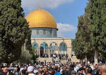 عشرات الآلاف يؤدون صلاة الجمعة في الأقصى رغم تشديدات الاحتلال