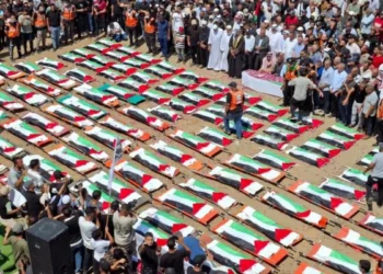 تشييع جثامين 100 شهيد في حي الزيتون بمدينة غزة