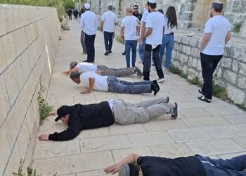 مستوطنون يؤدون طقوسًا تلمودية قرب قبة الصخرة في الأقصى