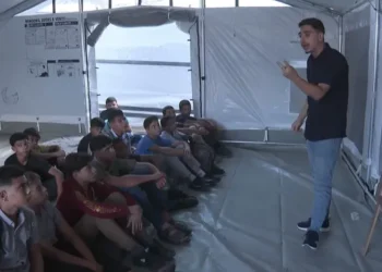 بعد انقطاع 3 سنوات.. خيام النزوح تحتضن مئات الآلاف من طلاب غزة