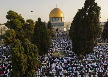 عشرات الآلاف يؤدون صلاة الجمعة في المسجد الأقصى وسط اقتحامات المستوطنين