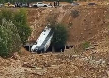وفاة شخص وإصابة 40 آخرين إثر تدهور حافلة وانقلابها على طريق المطار