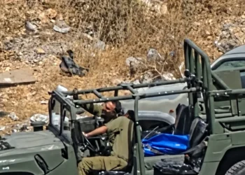 جنديان إسرائيليان يلتقطان “سيلفي” مع جثمان فلسطيني بعد قتله