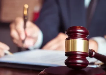 اعتداءات على المعلمين.. كيف يتعامل القانون مع المعتدي الحدث؟